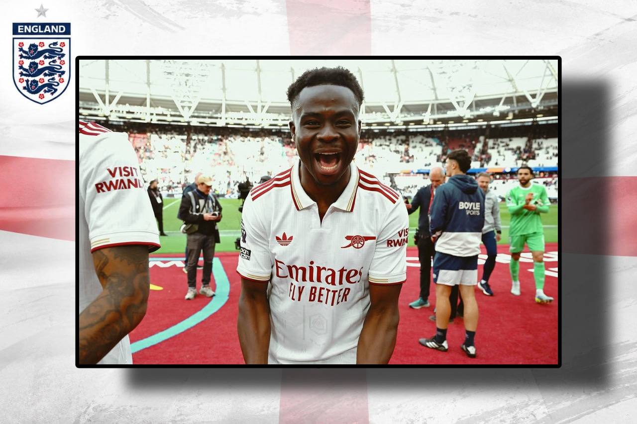 foto de bukayo saka com a camisa do arsenal