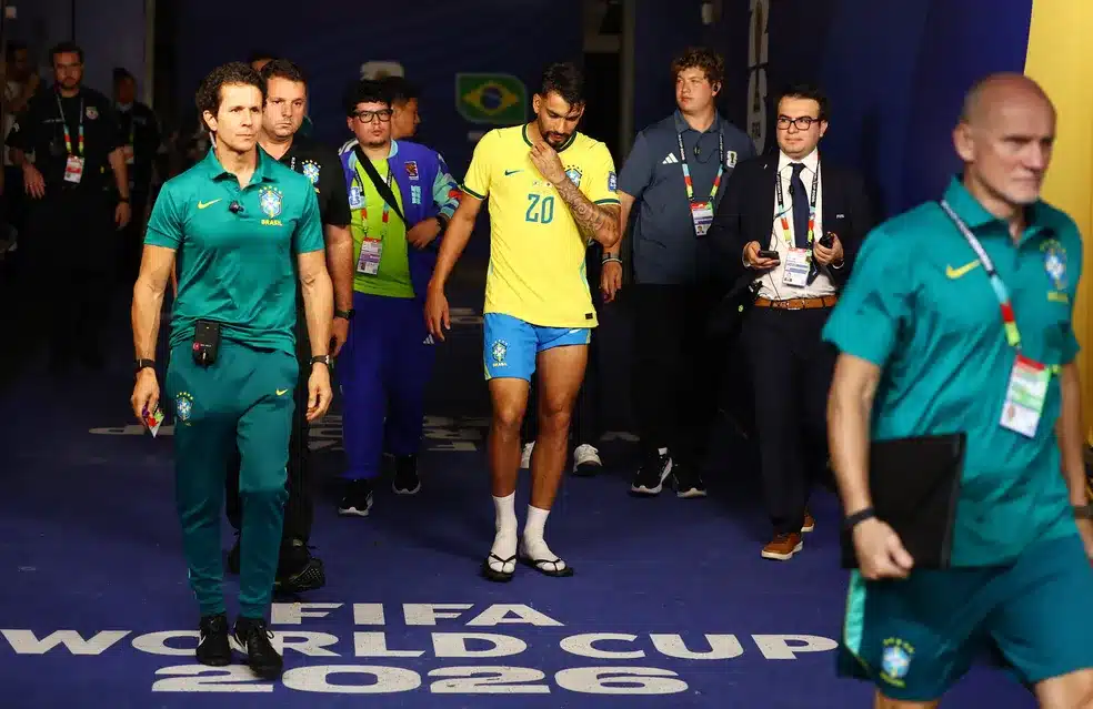 foto de lucas paquetá saindo lesionado