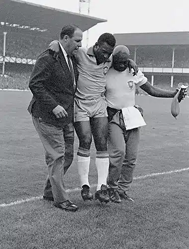 foto de pelé saindo machucado após jogo contra portugal