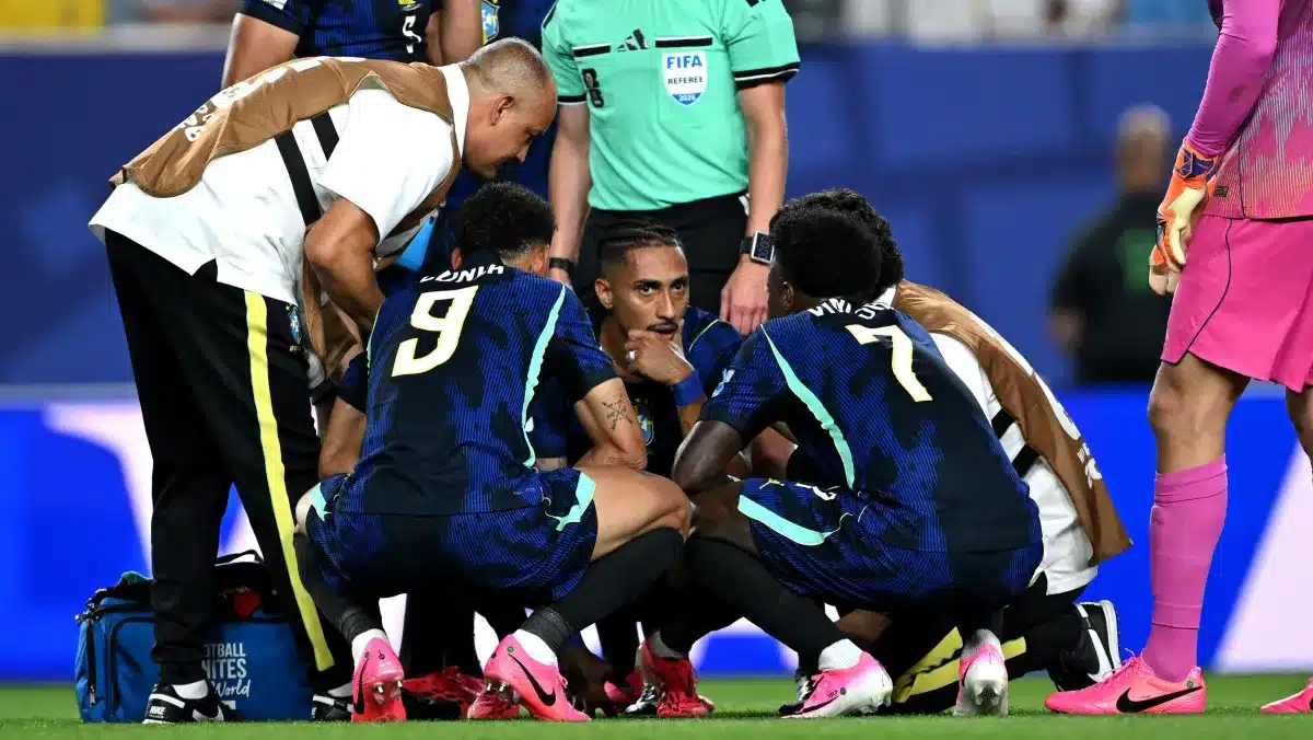 foto de raphinha lesionado contra o haiti