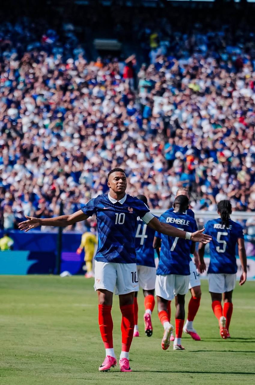 foto de kylian mbappé jogando bola