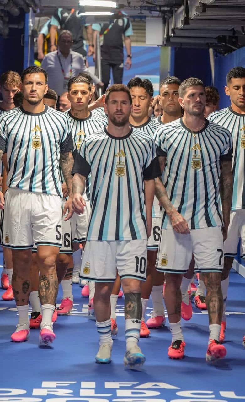 foto de messi liderando a seleção argentina