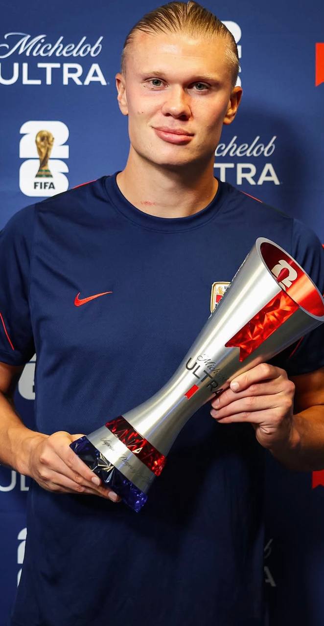 foto de erling haaland recebendo premio