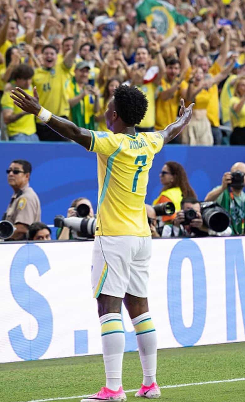 foto de vini jr com a camisa do brasil