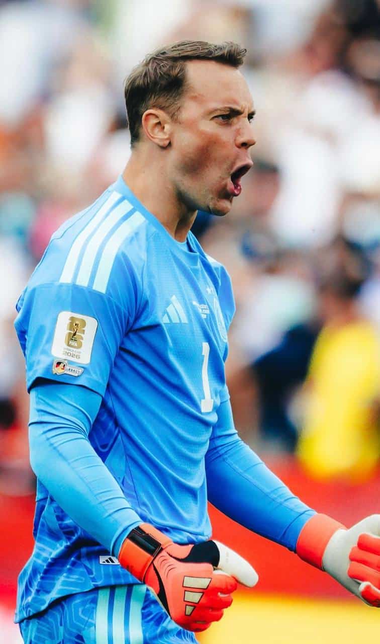 foto de neuer com a camisa alemã