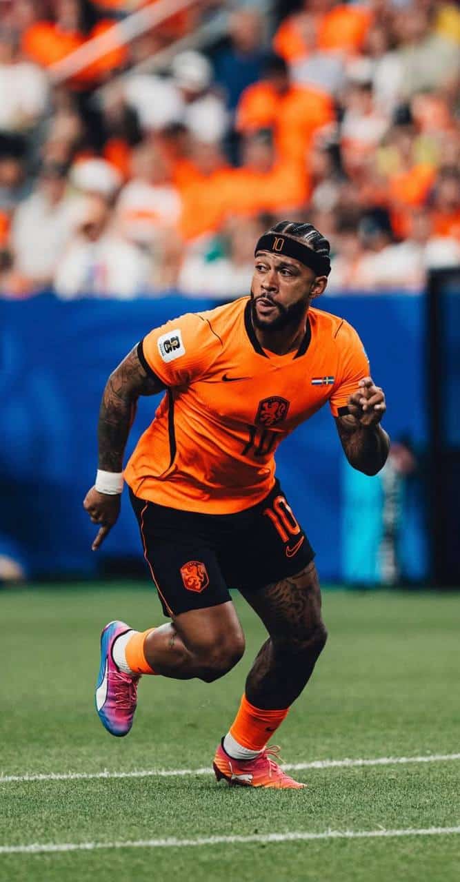 foto de memphis depay com a camisa da holanda
