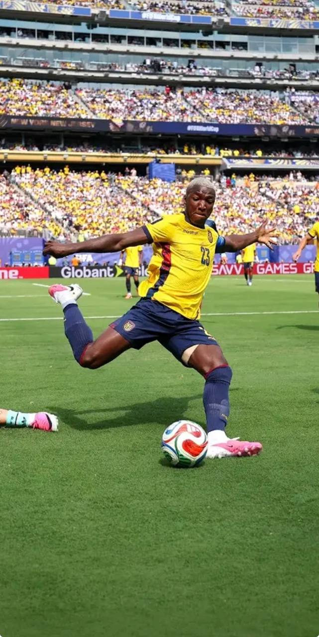 foto de moisés caicedo com a camisa do equador