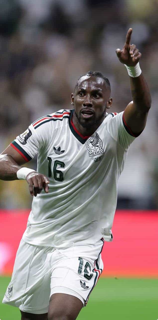 foto de Julian Quiñones com a camisa do méxico