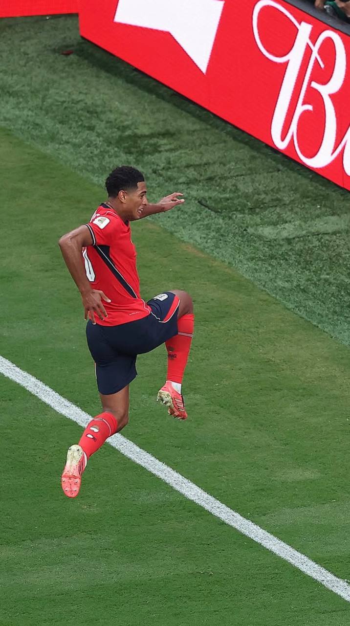 foto de jude bellingham com a camisa da inglaterra