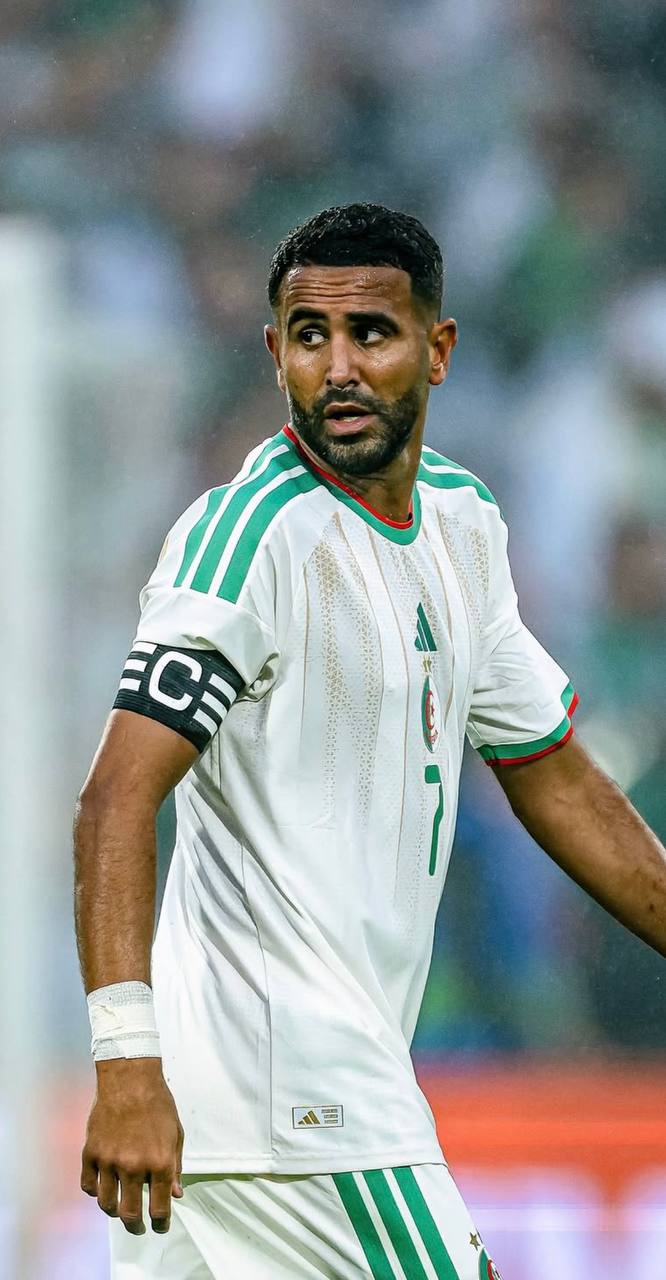 foto de mahrez com a camisa da argélia