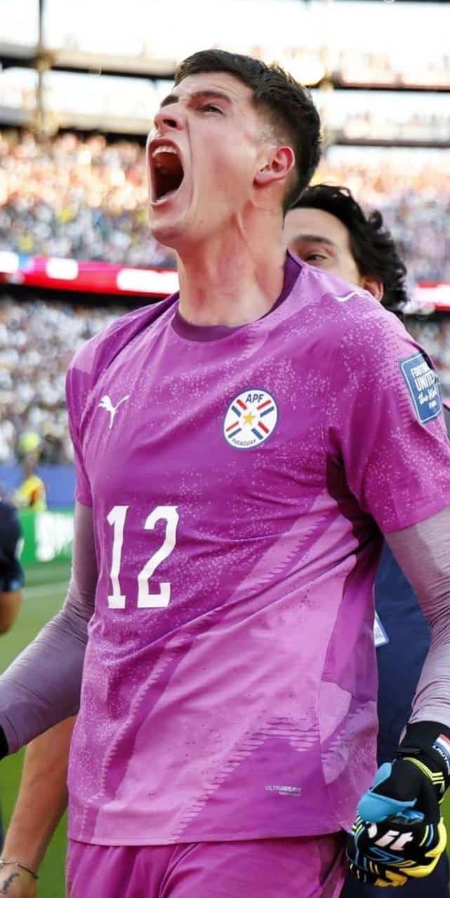 foto de orlando gill, goleiro do paraguai
