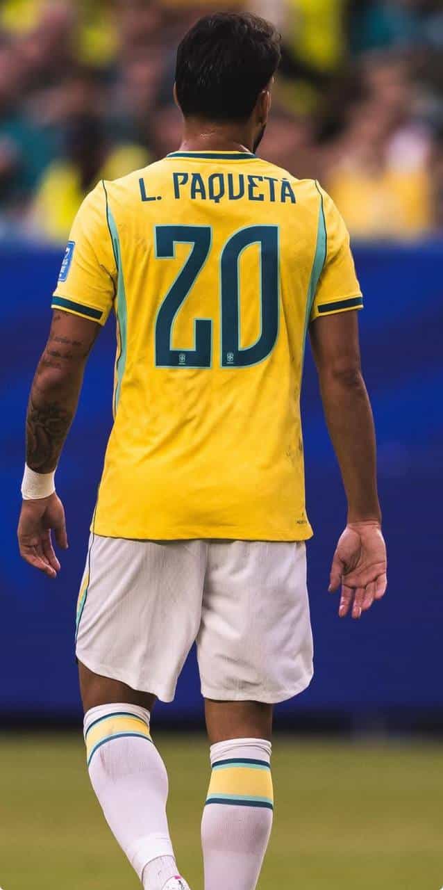 foto de lucas paquetá com a camisa da seleção brasileira