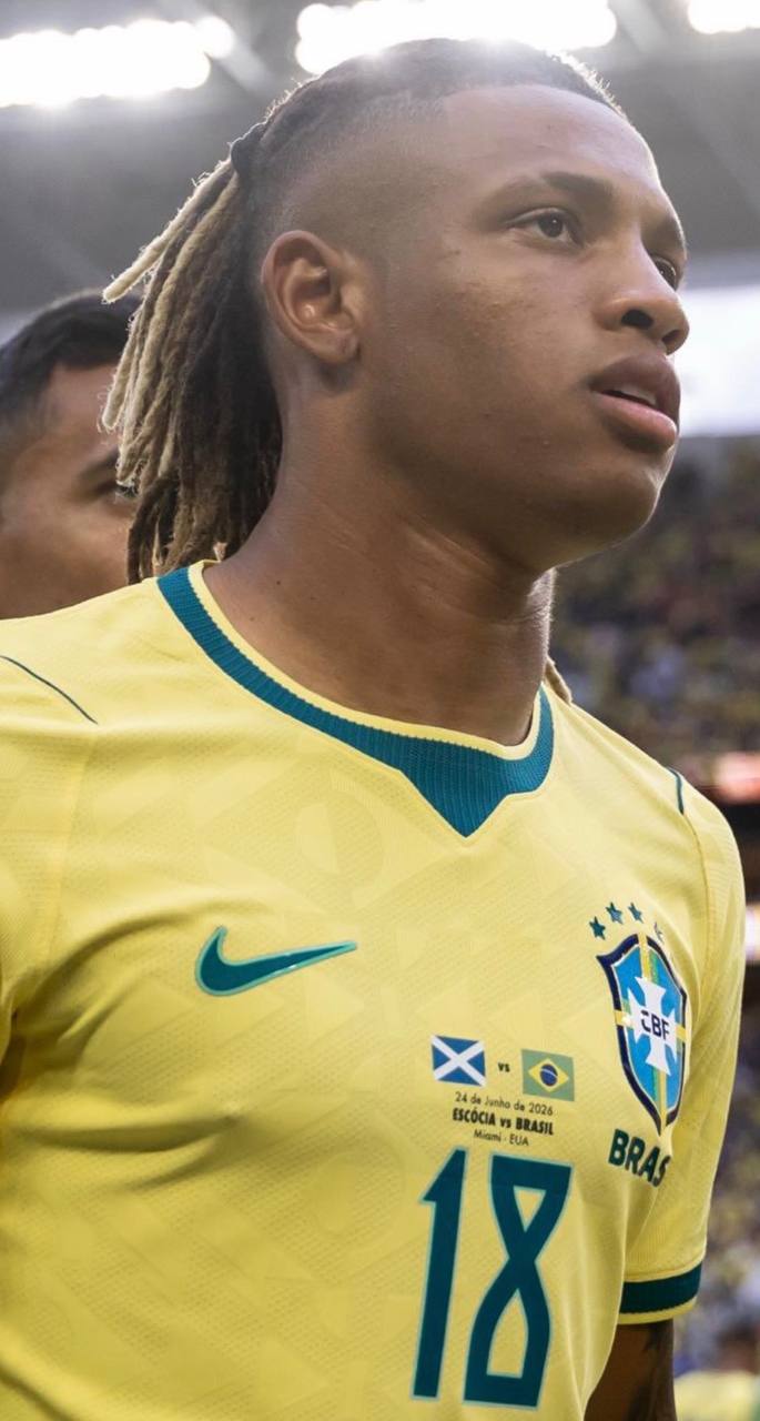 foto de danilo santos com a camisa do brasil