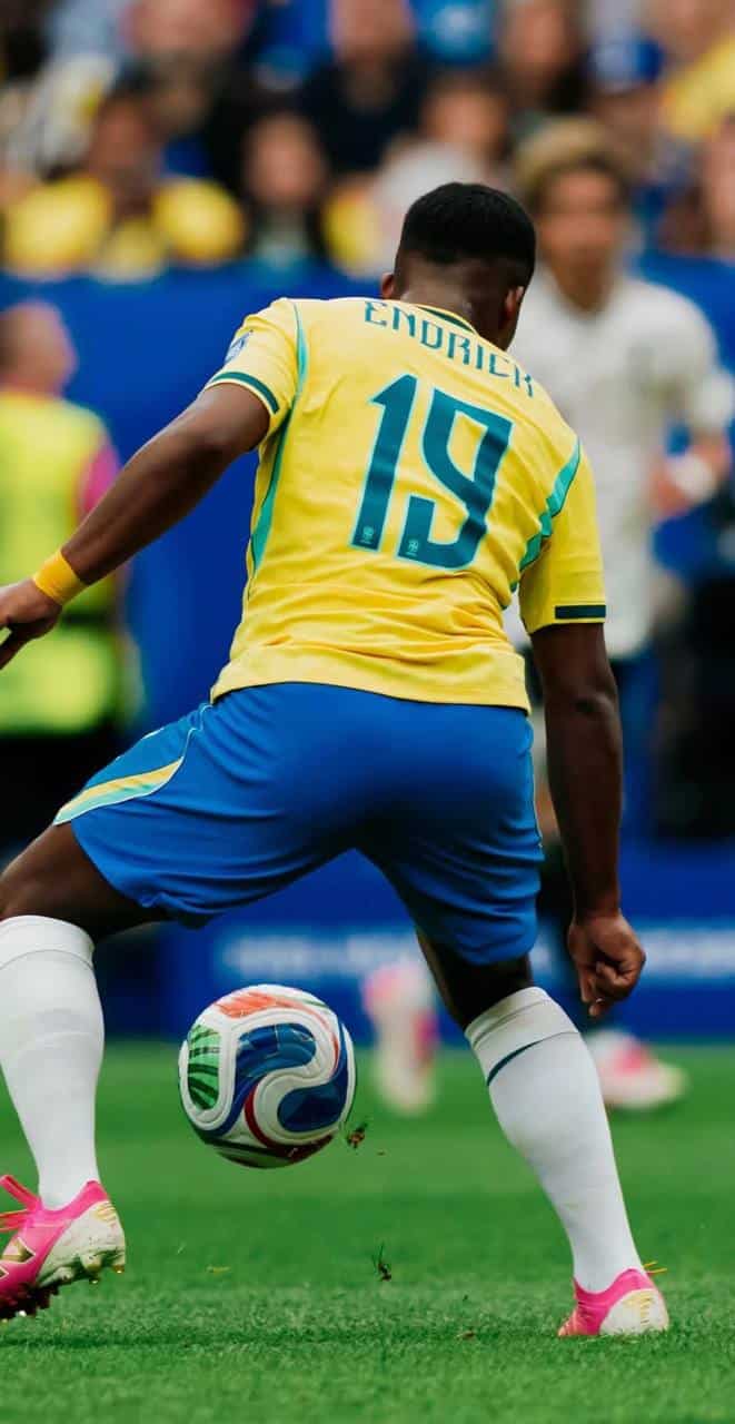 foto de endrick com a camisa da seleção