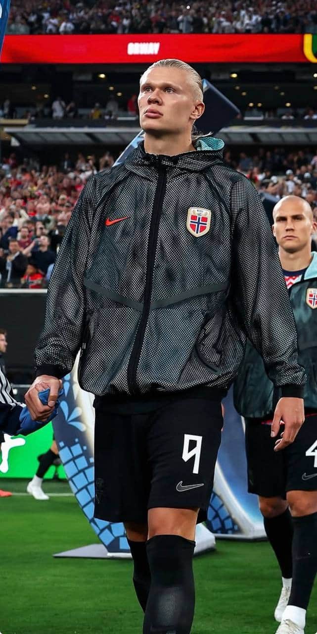 foto de erling haaland com a camisa da noruega
