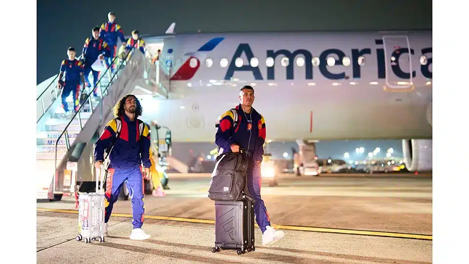 foto da seleção espanhola chegando no aeroporto