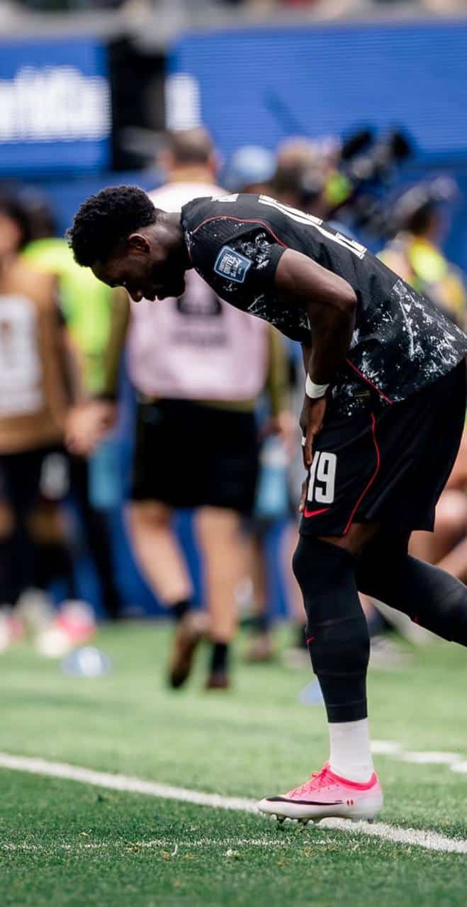 foto de alphonso davies pelo canadá