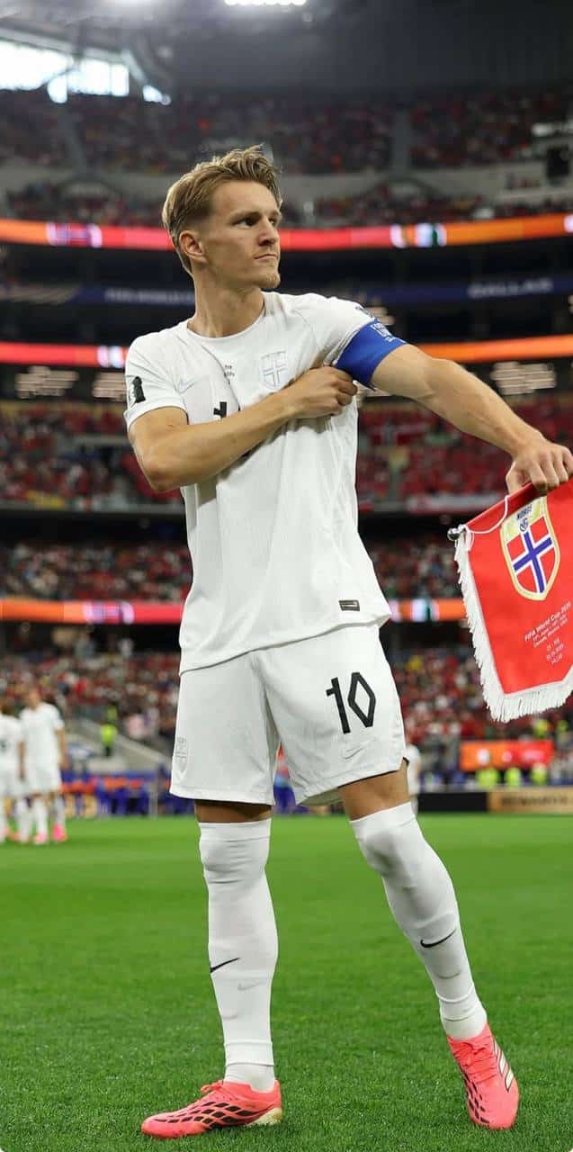 foto de odegaard com a camisa da noruega