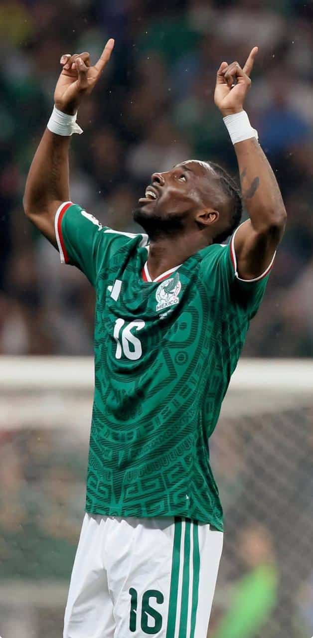 foto de quiñones com a camisa do méxico
