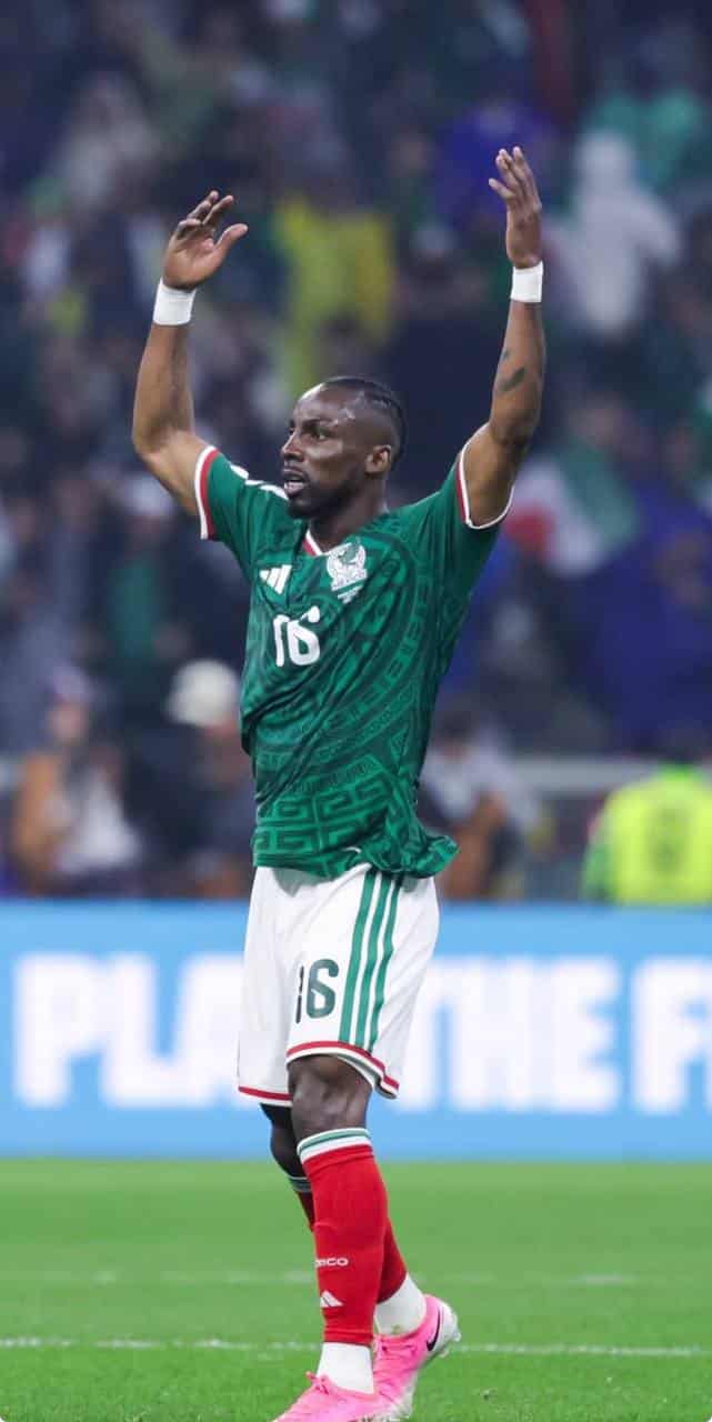 foto de julian quinones destaque do méxico