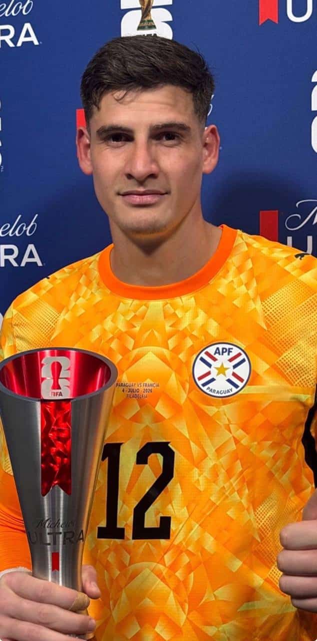 foto do goleiro orlando gill como destaque da copa