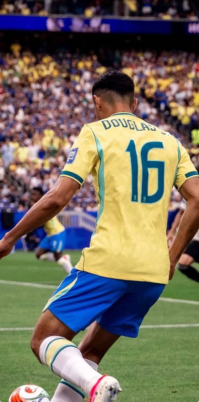 douglas santos jogando pela seleçao brasileira