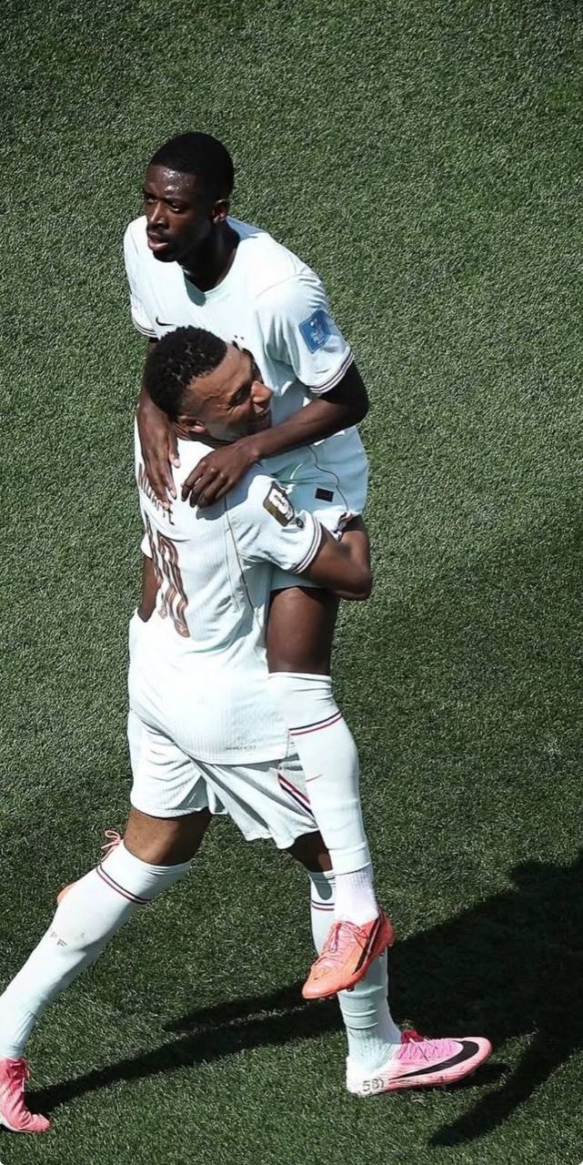 foto de kylian mbappé e dembéle pela seleção francesa