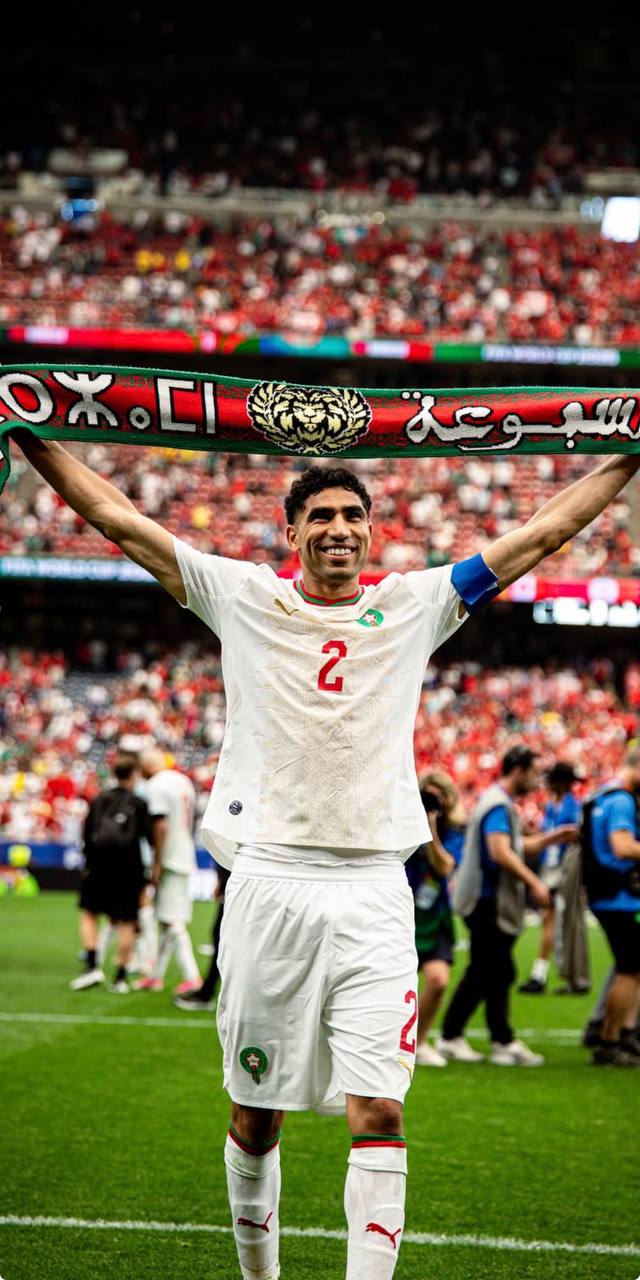 foto de hakimi em jogo da seleção marroquina