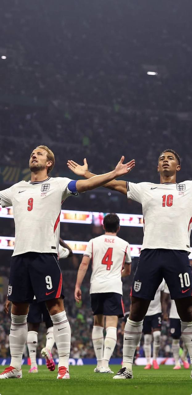 foto de bellingham e kane pela inglaterra