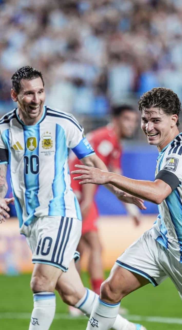 foto de messi e julian alvarez em jogo da argentina