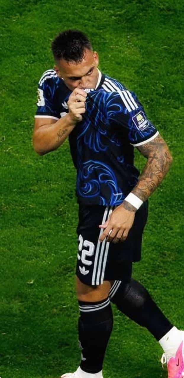 lautaro martínez comemora gol contra a inglaterra