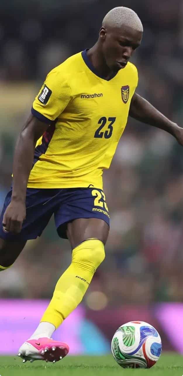 foto de moises caicedo pela seleção do equador